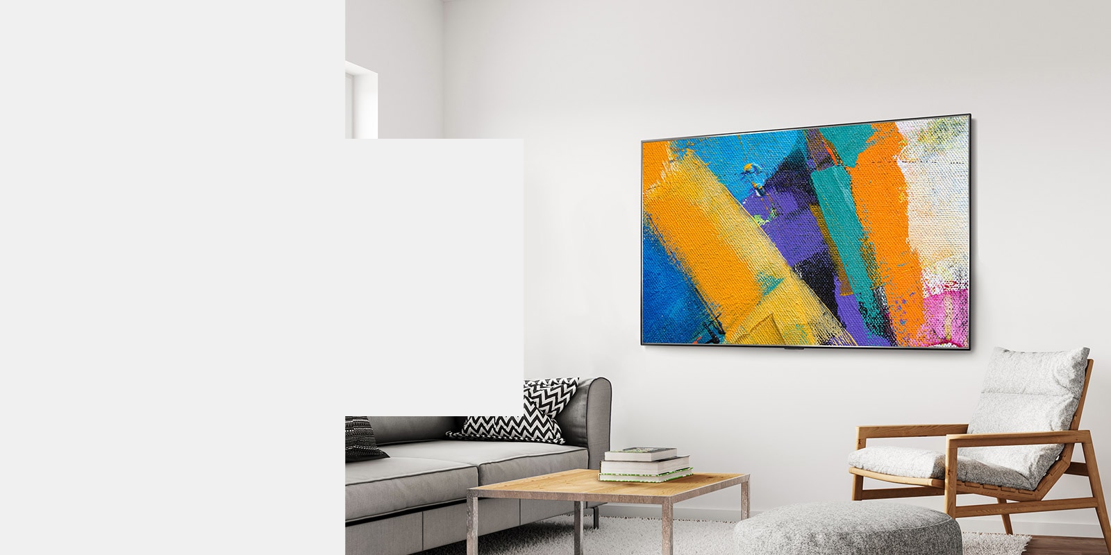 Attēls ar pie sienas piestiprinātu Gallery Design televizoru, kurā redzams mākslas darbs viesistabā.