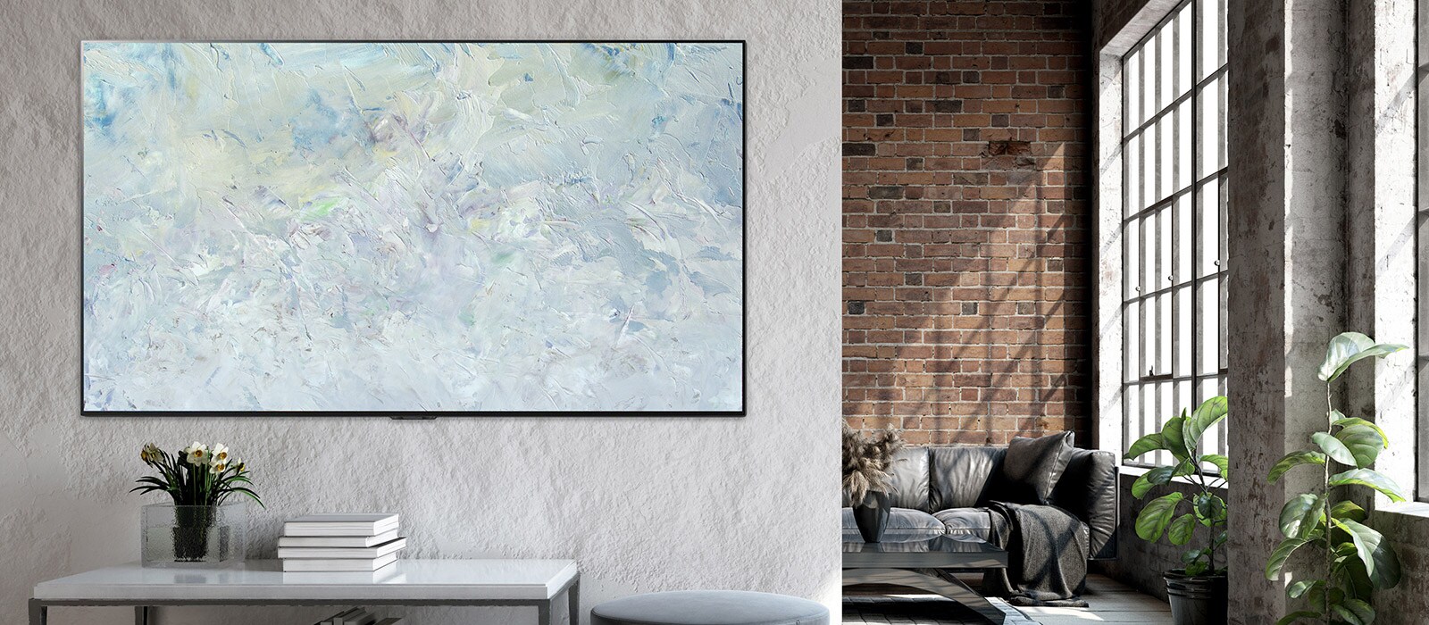 Skats no priekšpuses uz pie sienas piestiprinātu Gallery Design, kurā redzams mākslas darbs modernā viesistabā.