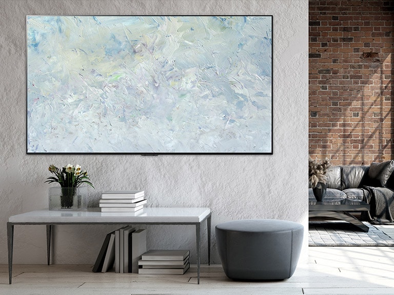 Skats no priekšpuses uz pie sienas piestiprinātu Gallery Design, kurā redzams mākslas darbs modernā viesistabā.