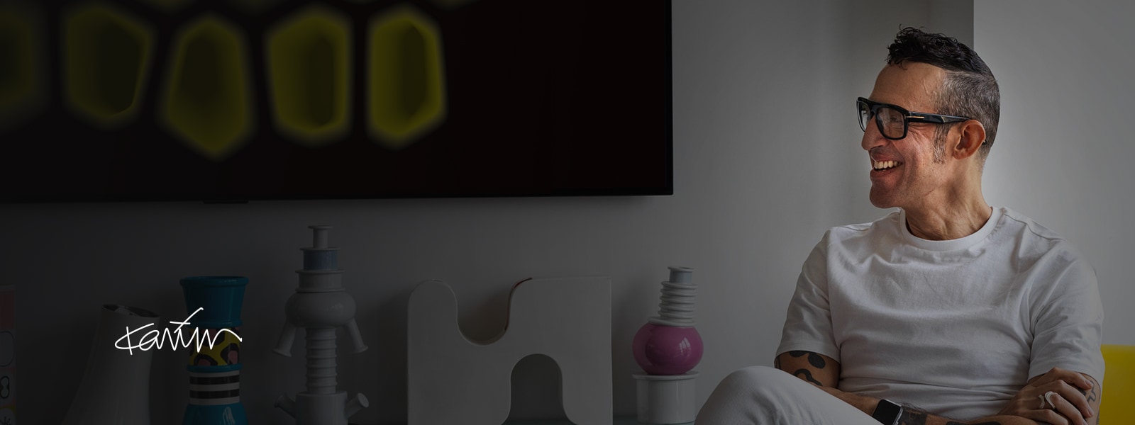 Attēlā redzams Karims Rašids (Karim Rashid) un Gallery Design televizors viņa mājā