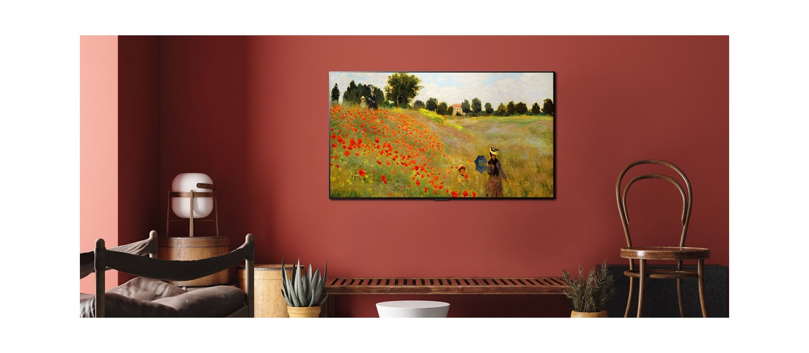 Attēls ar pie sienas piestiprinātu Gallery Design televizoru, kurā redzams mākslas darbs viesistabā.