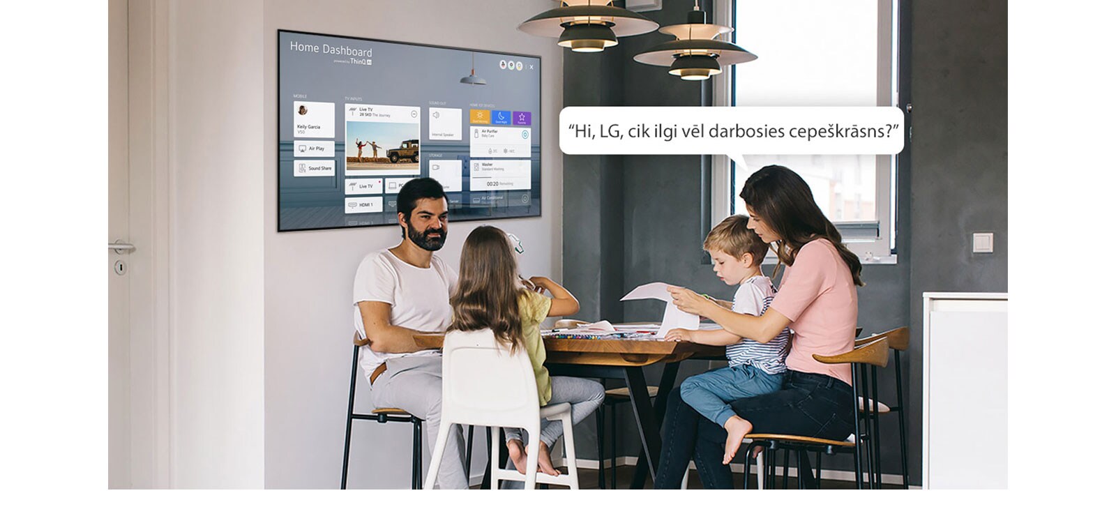 Ģimene sēž pie galda, un mamma jautā televizoram, cik vēl ilgi darbosies cepeškrāsns