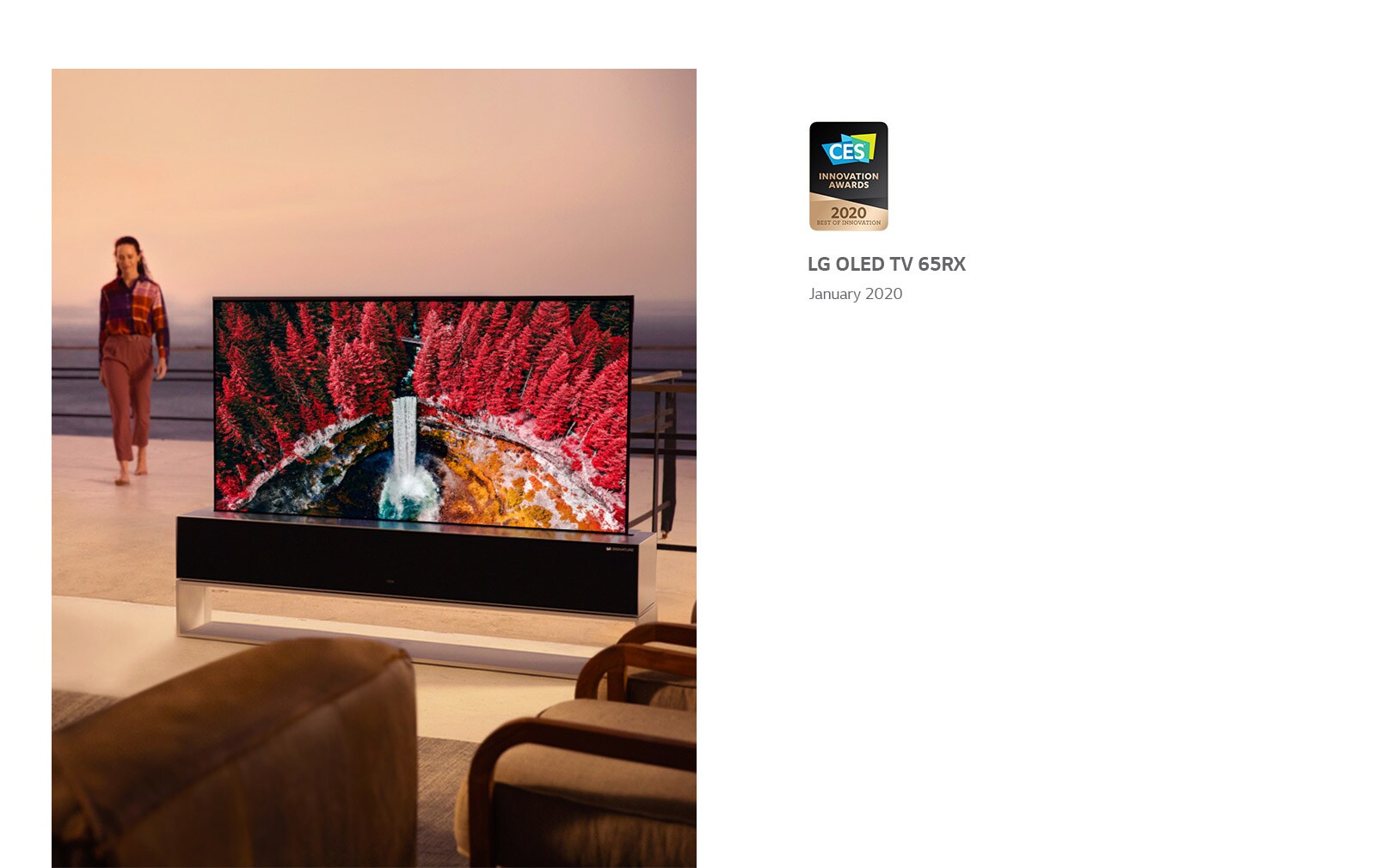 Viesistaba ar lielu televizoru, kurā redzams ūdenskritums starp kļavām, un sieviete nāk iekšā no terases