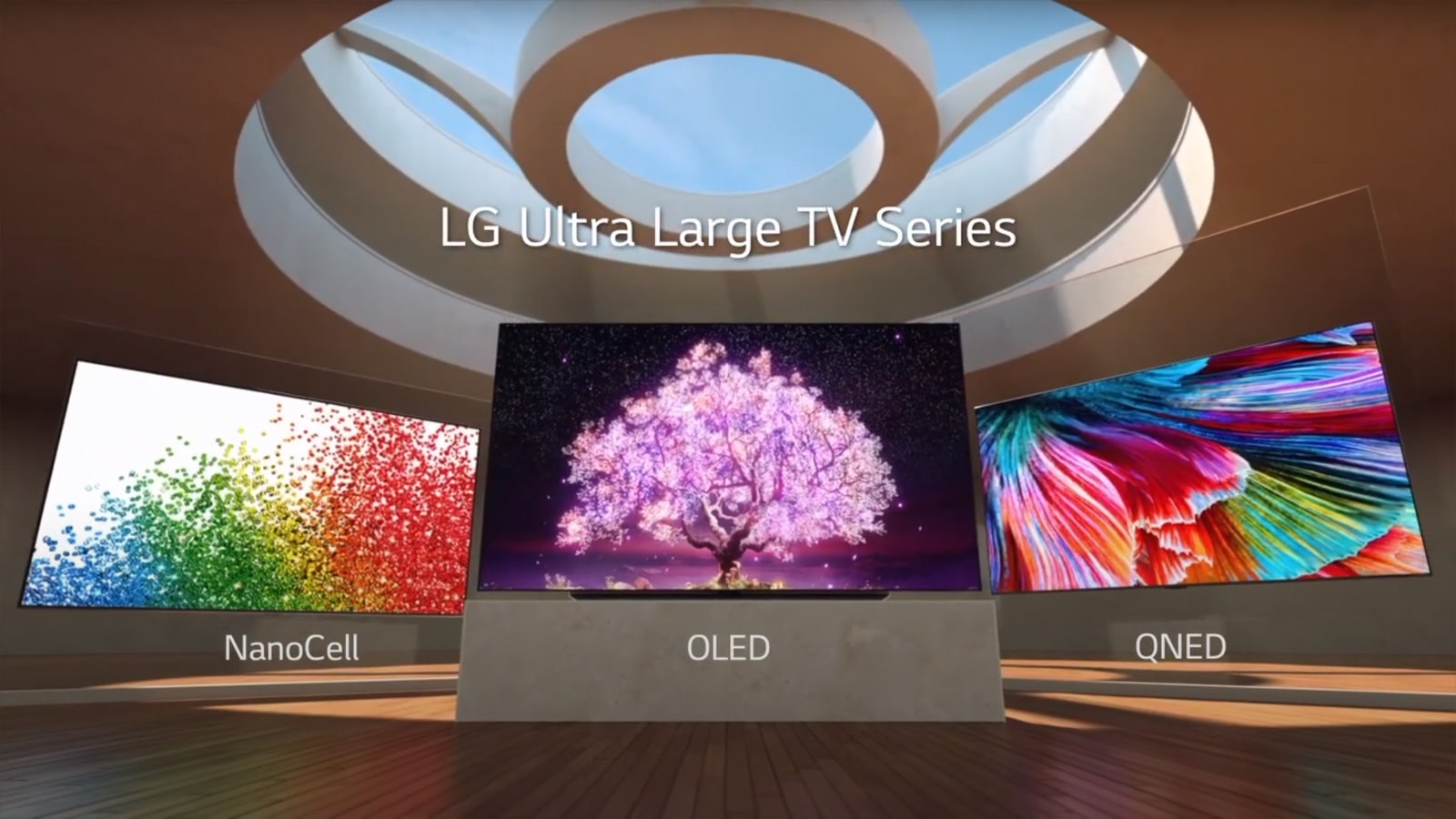 86 collu NanoCell un QNED televizori un 88 collu OLED televizori secīgi redzami lielā telpā un beigās tiek sakārtoti (atskaņot video)