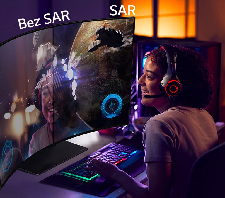 Attēlā redzams cilvēks, kurš spēlē spēli uz LG OLED Flex. Labā ekrāna puse izmanto SAR tehnoloģiju un tajā redzama tikai spēles grafika. Kreisā ekrāna puse ir bez SAR tehnoloģijas un tajā redzams spēlētāja sejas atspulgs.