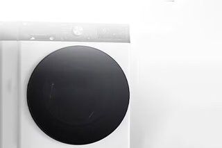 Attēls, kurā redzama veļas mazgājamā mašīna ar skaidri izteiktām rūdīta stikla durvīm.