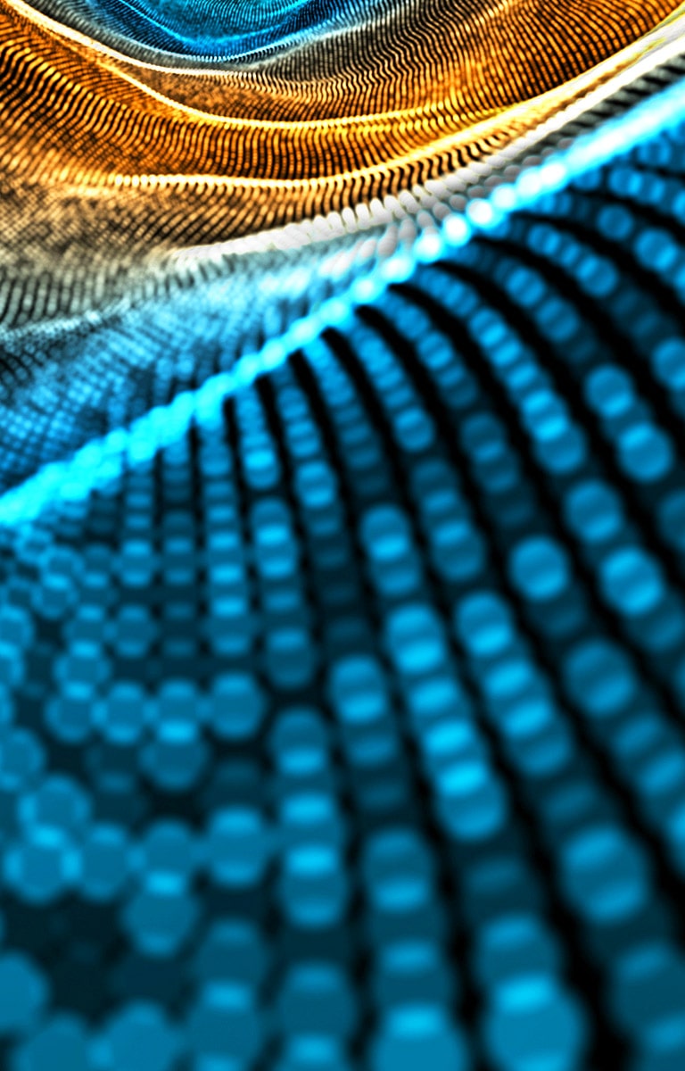 Ir redzams nevainojams abstrakts digitāls zilas un zelta krāsas vilnis ar plūstošām mazām daļiņām, kas apvijas dejā uz viļņa, un gaišs, abstrakts fons.