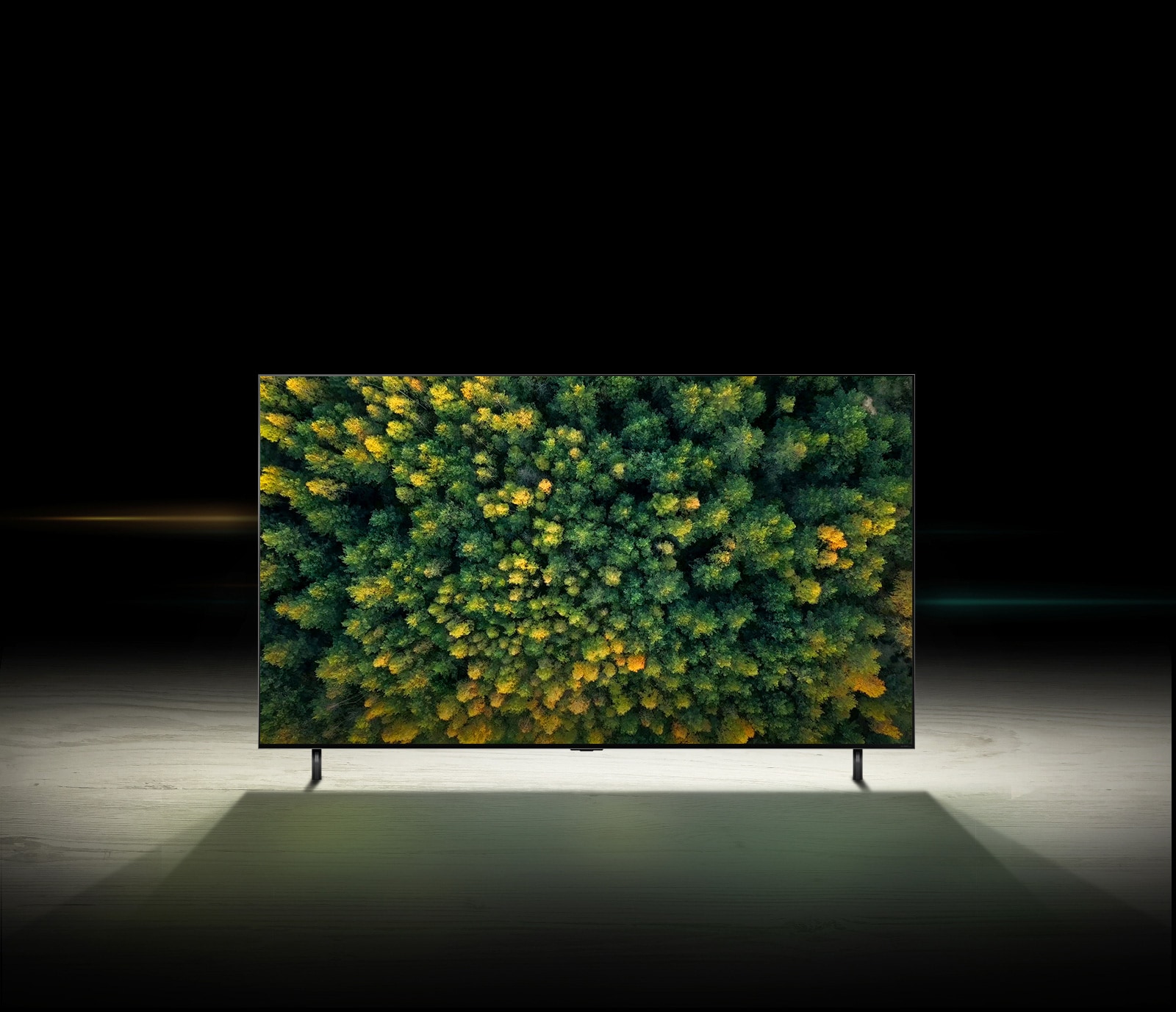 Skats no gaisa uz agru rudeni mežā. Aina tiek tālināta, lai parādītu to pašu ainu QNED televizorā.