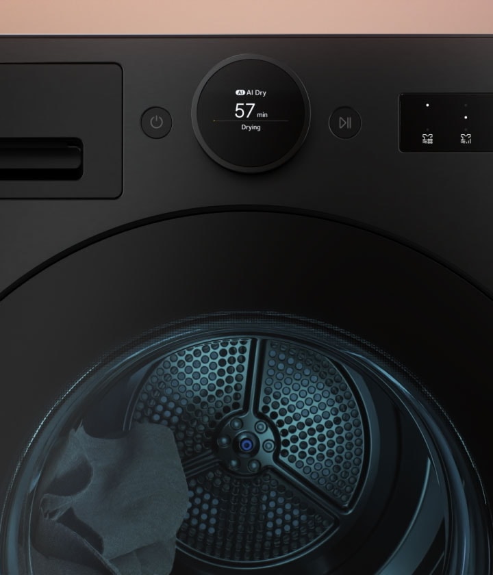 Video, kurā redzams LG žāvētājs ar invertora motoru un siltumsūkņa sistēmu, kas cirkulē gaisu iekšpusē efektīvai žāvēšanai.