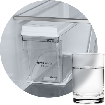 Tuvplāns ar LG 2007. gada ledus automātu bez santehnikas ar izvelkamu un piepildāmu ūdens tvertni un glāzi ūdens, kas novietota priekšpusē.