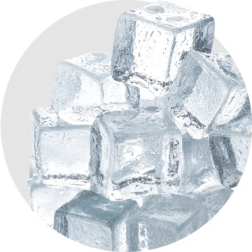 Kaudzīte mazu, dzidru ledus gabaliņu, kas sakrauti kopā.