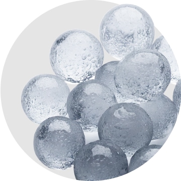 Kaudze mazu, caurspīdīgu, apaļu ledus bumbiņu, kas sakrautas kopā.