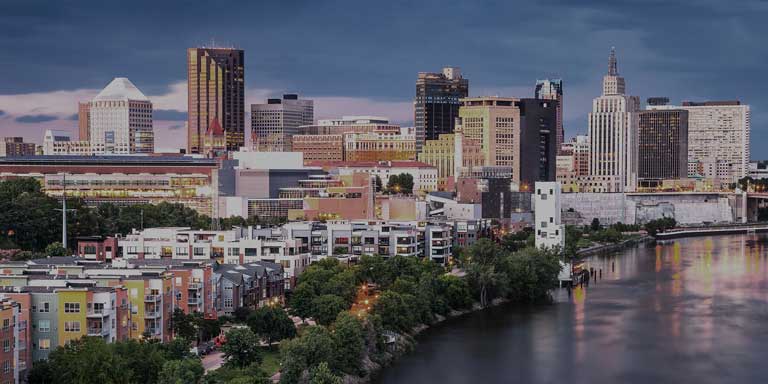 Neass zemas izšķirtspējas pilsētas skats. Parādās alpha 11 AI procesors Gen2. Dažādas cikla ikonas pārvietojas pa pilsētas attēlu, parādot, kā procesors analizē katru elementu. Procesors pulsē jaudīgi, un pilsētas attēls pēkšņi kļūst spilgtāks, detalizētāks un ar 4k izšķirtspēju, pateicoties AI Super Upscaling.