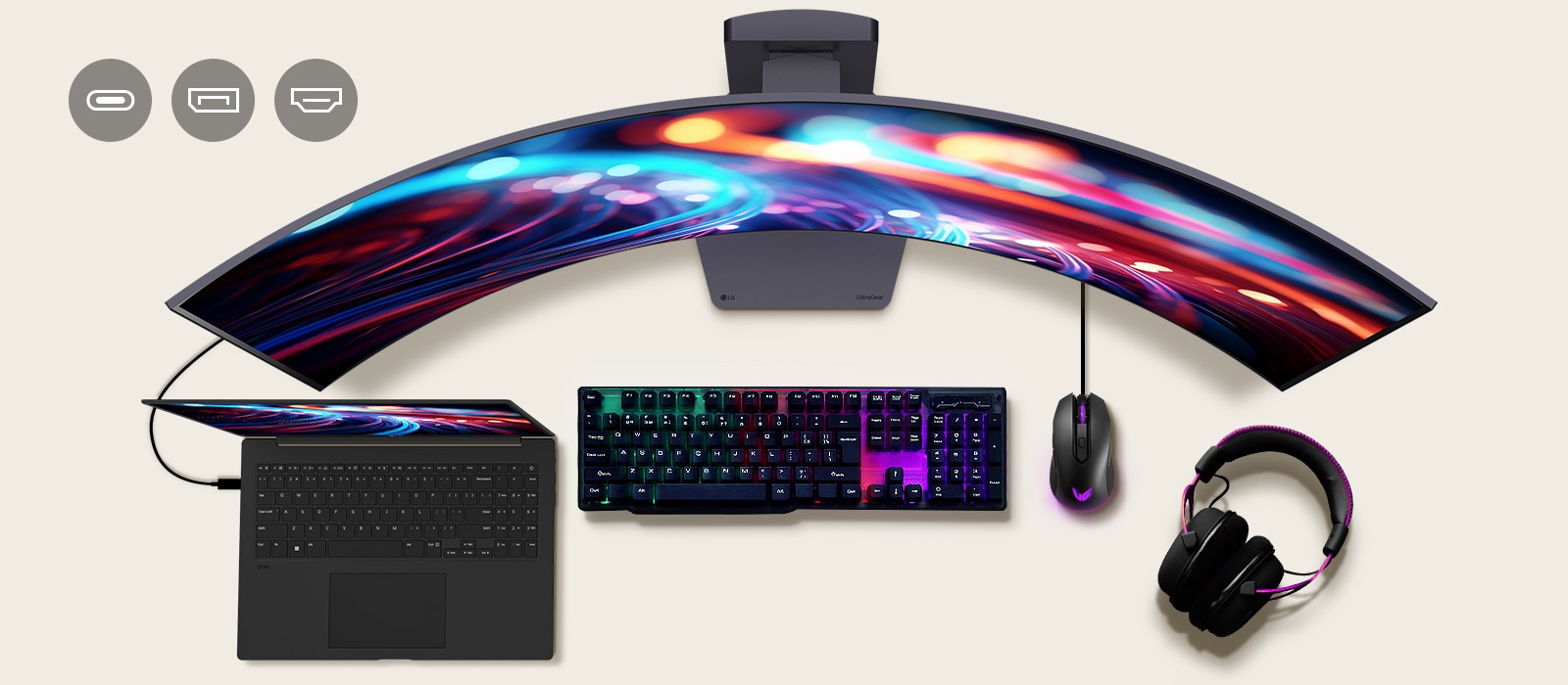 Skats no augšas ar izliektu LG UltraGear monitoru, kas pievienots klēpjdatoram, spēļu tastatūrai, pelei un austiņām, ar ikonām, kas norāda uz dažādām savienošanas iespējām, tostarp USB-C, DisplayPort un HDMI.