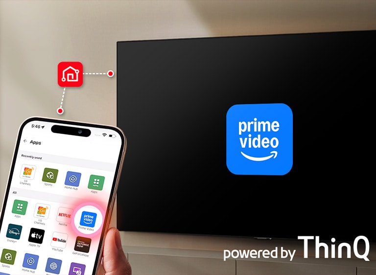 Persona tur viedtālruni ar atvērtu lietotni LG ThinQ LG Smart TV priekšā, kurā redzams Prime Video logotips, kas ilustrē lietotnes palaišanu no tālruņa uz TV ar vienu pieskārienu.