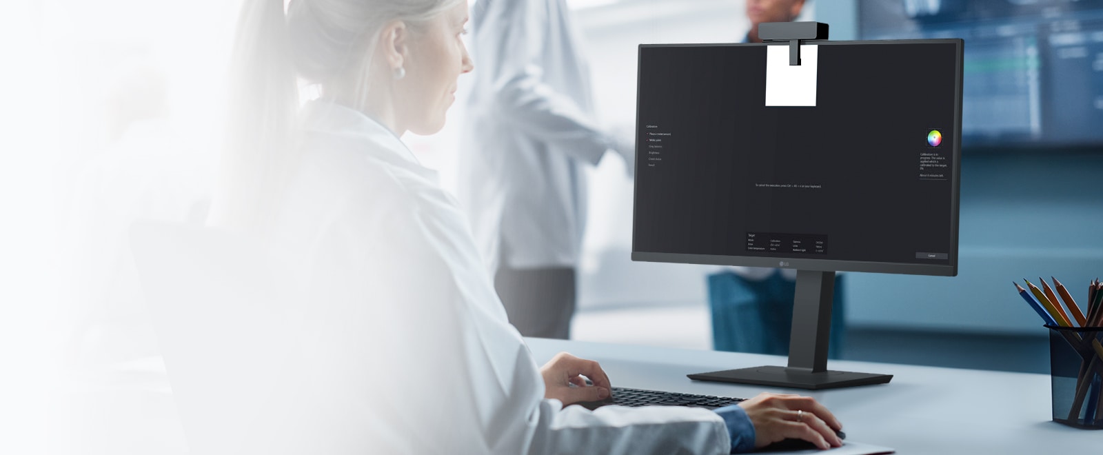 Medicīnas speciālists, kas kalibrē LG monitoru, izmantojot LCS Medical programmatūru kvalitātes nodrošināšanas testēšanai.