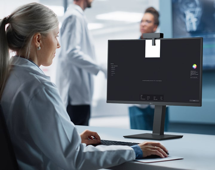Medicīnas speciālists, kas kalibrē LG monitoru, izmantojot LCS Medical programmatūru kvalitātes nodrošināšanas testēšanai.