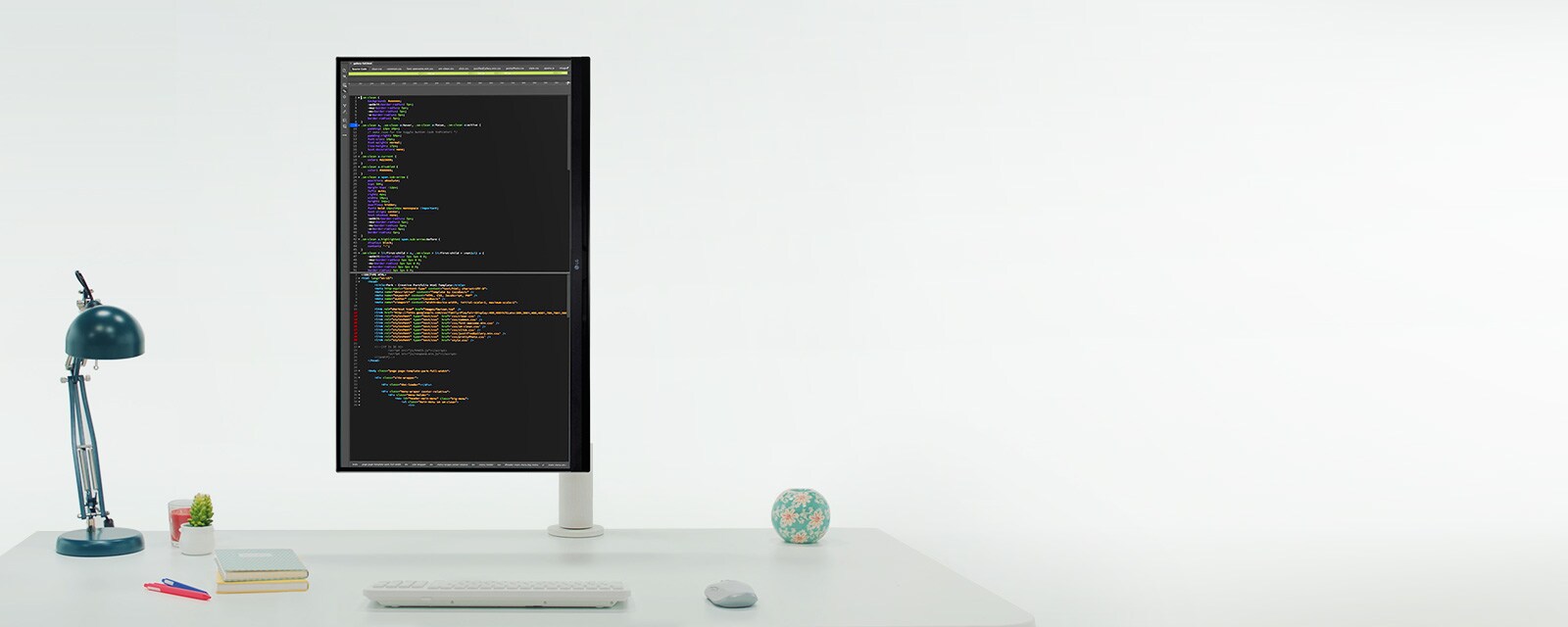Kompaktais dizains aizņem ļoti maz vietas uz rakstāmgalda.