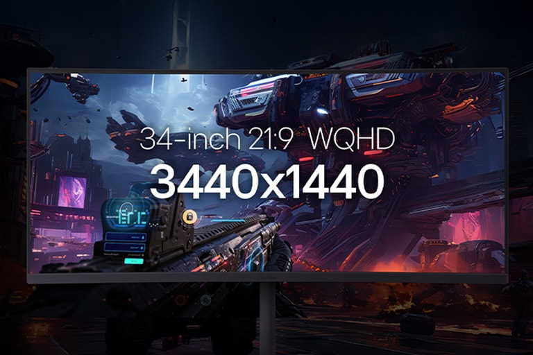 34 collu 21:9 WQHD monitors, kurā redzama futūristiska kaujas aina ar milzīgām robotizētām mašīnām zinātniskās fantastikas pilsētā.