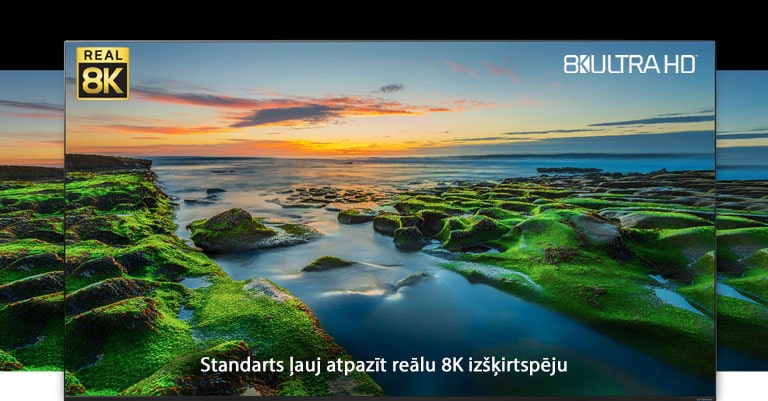 Televizora ekrānā redzams plašs dabas skats ar reālā 8K un CTA logotipiem