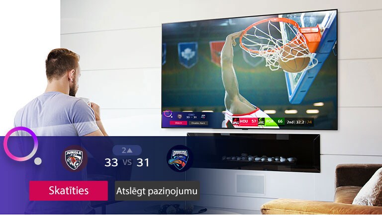 Televizora ekrānā redzama aina no basketbola spēles un sporta atgādinājums