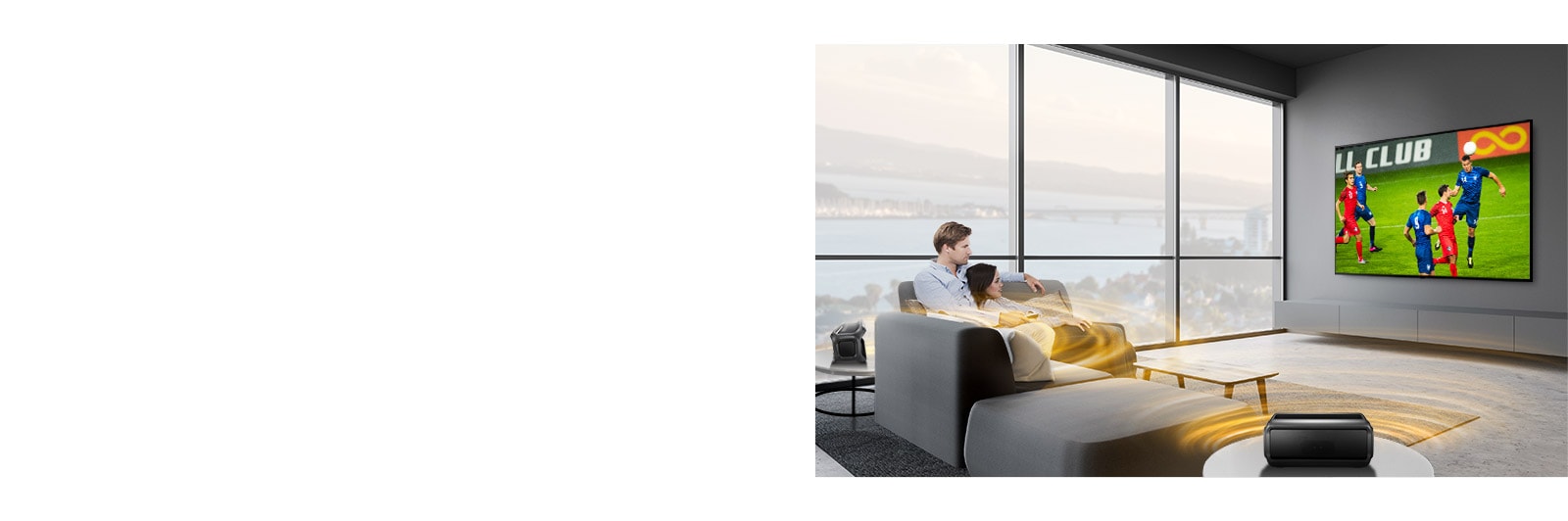 Vīrietis un sieviete skatās sporta pārraidi viesistabas televizorā ar pieslēgtiem Bluetooth aizmugures skaļruņiem