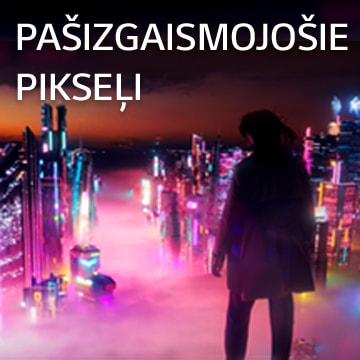 Sieviete skatās uz naksnīgu pilsētas panorāmu ar neona gaismām.