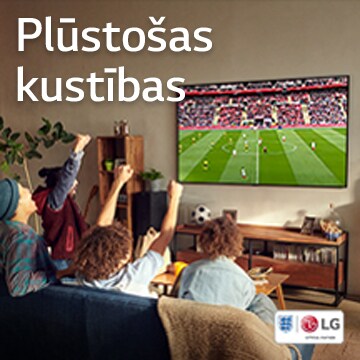 Viesistabā četri cilvēki sēž uz dīvāna un skatās futbola spēli.