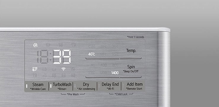 Tuvplānā redzams palielināts veļas mazgājamās mašīnas panelis, lai displejs būtu skaidri redzams.