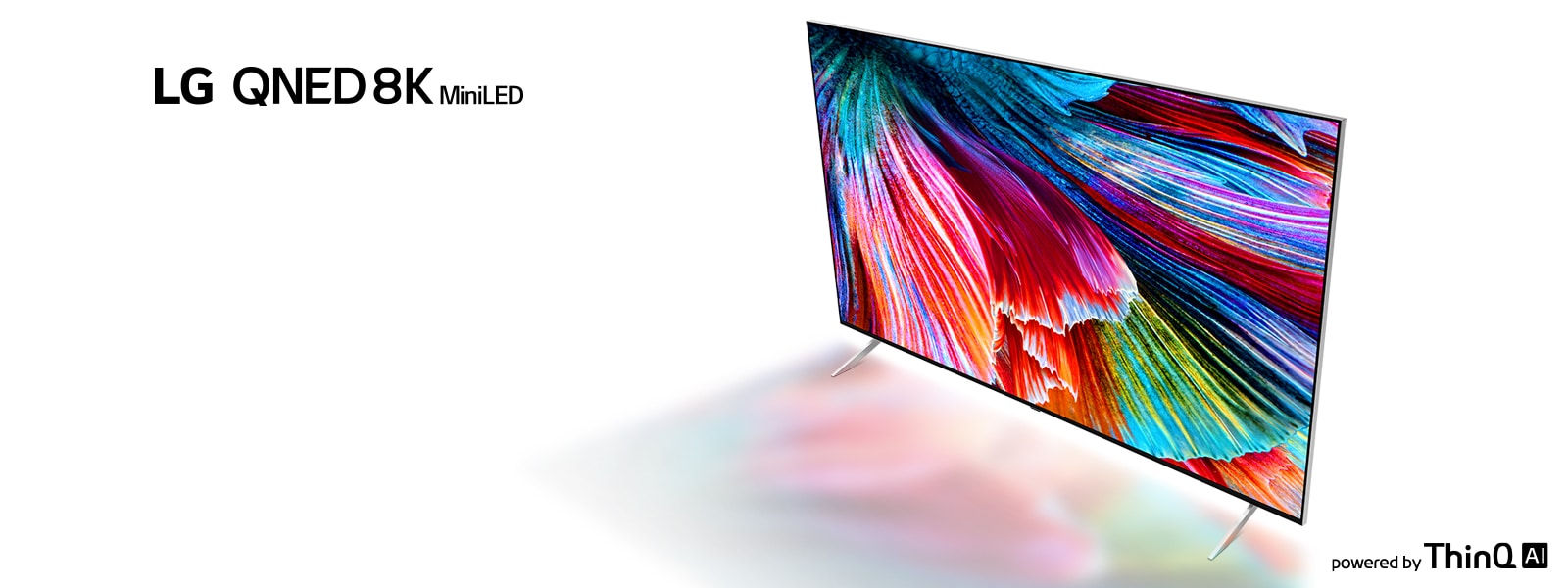 Attēlā redzams LG QNED 8K Mini LED televizors uz balta fona, un ekrānā redzamās krāsas atspoguļojas uz virsmas zem tā.