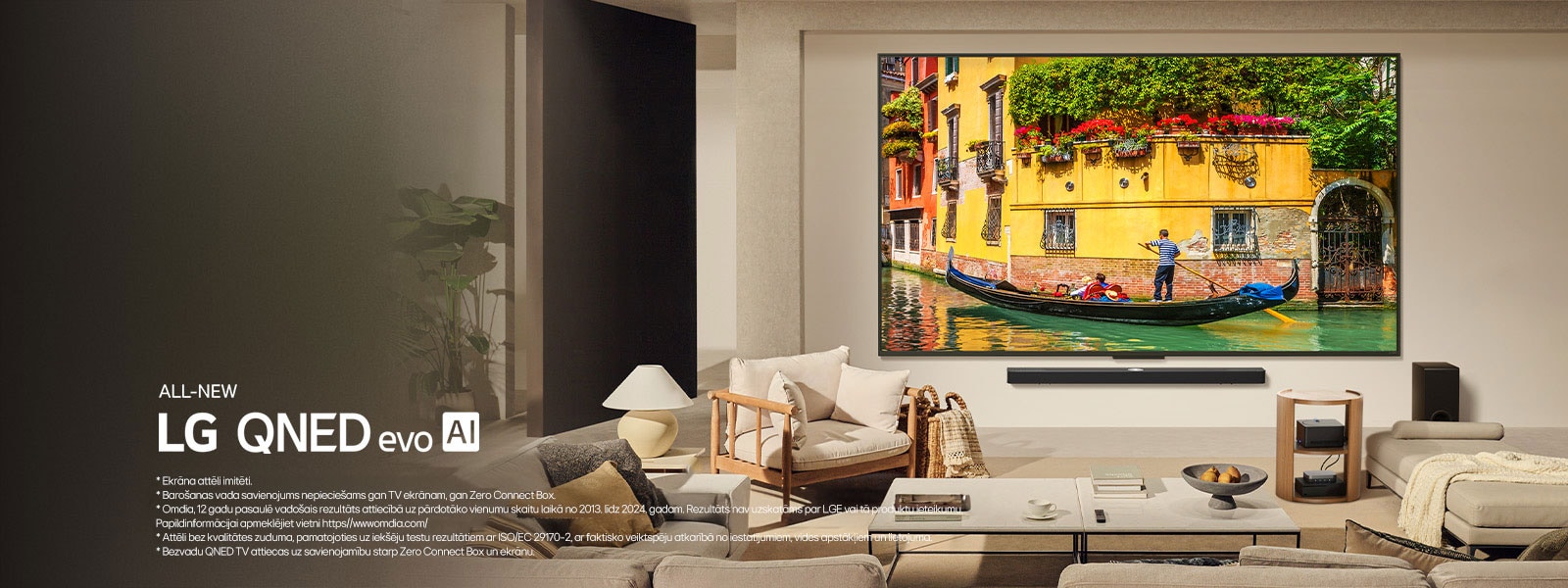 LG QNED9M TV piestiprināts virs LG Soundbar modernā dzīvojamā istabā. Zero Connect Box atrodas kafijas galdiņā.