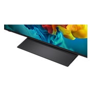 LG 55&nbsp;collu LG QNED evo AI Mini-LED 4K viedtelevizors 2026, LG QNED evo AI QNED82 Mini LED ar Slim Design uzstādīts pie sienas gaišā, atvērtā dzīvojamā telpā, piedāvājot elegantu profilu, kas harmoniski iekļaujas interjerā, vienlaikus attēlojot drosmīgu, krāsa, 55QNED83B3A, thumbnail 12