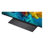 LG 65&nbsp;collu LG QNED evo AI Mini-LED 4K viedtelevizors 2026, LG QNED evo AI QNED82 Mini LED ar Slim Design uzstādīts pie sienas gaišā, atvērtā dzīvojamā telpā, piedāvājot elegantu profilu, kas harmoniski iekļaujas interjerā, vienlaikus attēlojot drosmīgu, krāsa, 65QNED83B3A, thumbnail 12