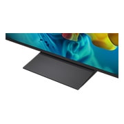 LG 75&nbsp;collu LG QNED evo AI Mini-LED 4K viedtelevizors 2026, LG QNED evo AI QNED82 Mini LED ar Slim Design uzstādīts pie sienas gaišā, atvērtā dzīvojamā telpā, piedāvājot elegantu profilu, kas harmoniski iekļaujas interjerā, vienlaikus attēlojot drosmīgu, krāsa, 75QNED83B3A, thumbnail 12