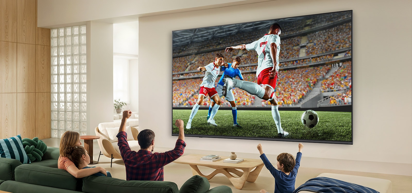 LG QNED evo AI QNED82 Mini LED Ultra Big TV rāda intensīvu, liela mēroga futbola spēli ar izsmalcinātu attēla kvalitāti un dzīvīgām krāsām, kamēr ģimene kopā skatās spēli no dīvāniem viesistabā.