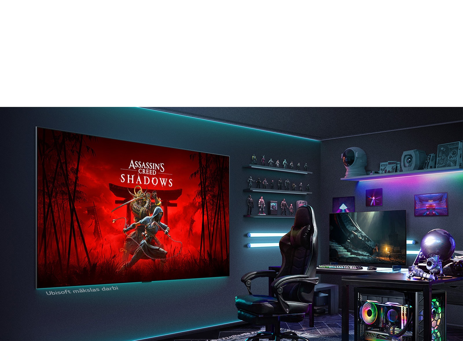 LG QNED evo AI QNED82 Mini LED ar LG Gallery+ rāda Ubisoft mākslas darbu „Assassin's Creed Shadows" pie sienas piestiprinātā ekrānā tumšā, iespaidīgā spēļu telpā, izceļot TV mākslas attēlošanas režīmu. 