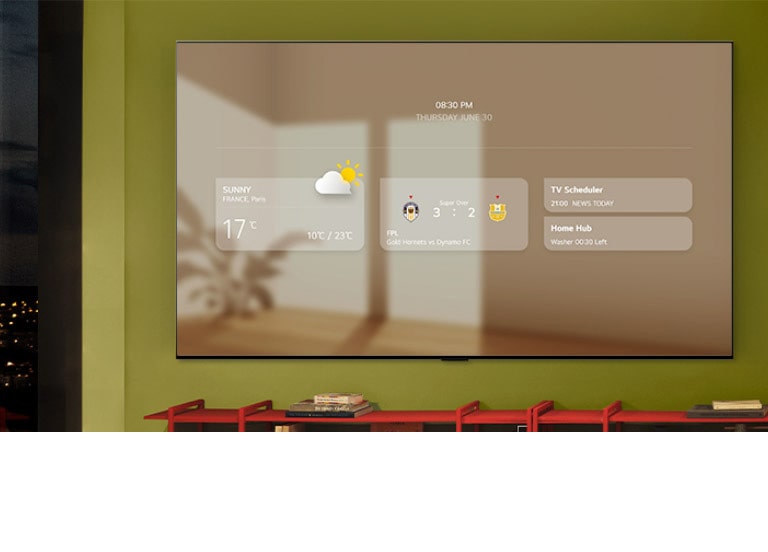 LG QNED evo AI QNED82 Mini LED uzstādīts pie zaļas sienas virs sarkanas konsoles, rādot informācijas paneli ar laikapstākļiem, sporta rezultātiem, TV Scheduler un Home Hub.