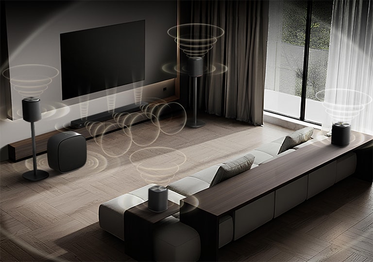 LG QNED evo QNED82 Mini LED ar Sound Suite un DAFC (Dolby Atmos FlexConnect) rāda plašu istabu ar dažāda veida skaļruņiem, kas izvietoti pa visu istabu, parādot, cik elastīgs un pielāgojams risinājums var būt Sound Suite.