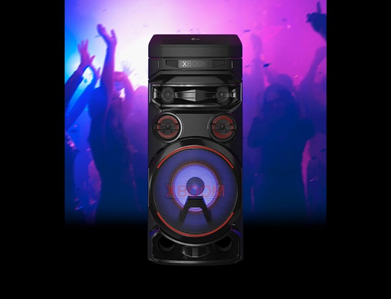 Ir redzama roka, kas tur viedtālruni un rāda dīdžeja lietotni.