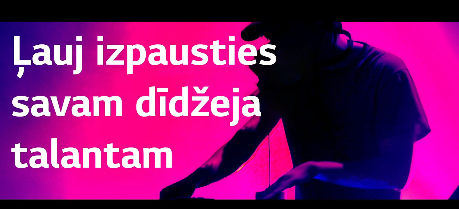 Mees keerutab DJ-plaati.