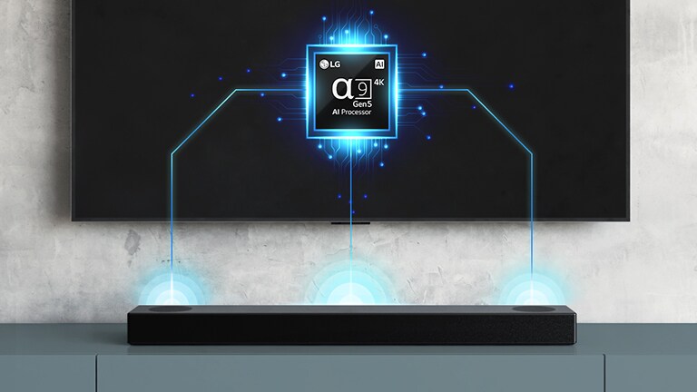 Televizora aizmugurējā panelī redzams alfa deviņi čipa attēls, zem televizora izvietota skaņas josla. No skaņas joslas nāk skaņas viļņu efekts.