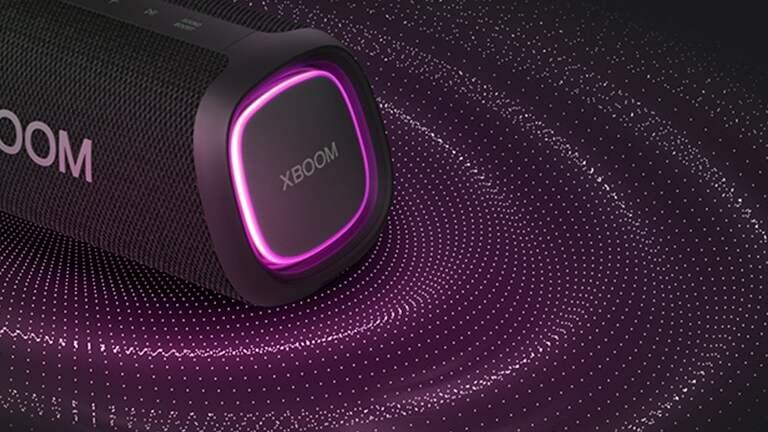 Labās puses tuvplāns ar ieslēgtu rozā apgaismojumu. Skaņas grafika atrodas zem skaļruņa.