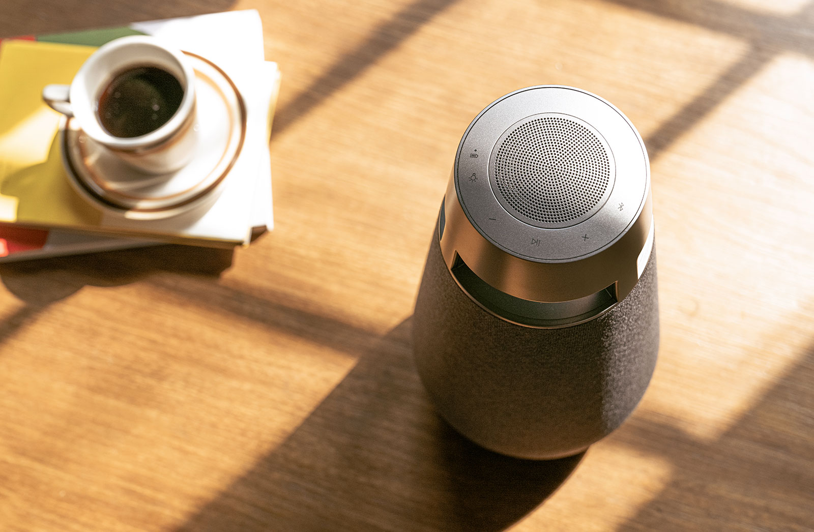 Attēls ar XBOOM 360 XO3 uz ēdamgalda no rīta.