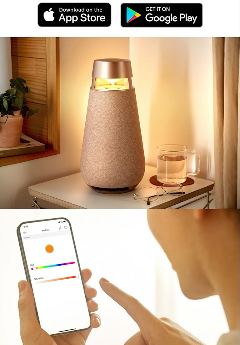 Vīrietis tur tālruni un izmanto XBOOM App.