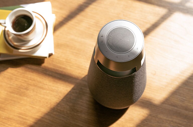 Attēls ar XBOOM 360 XO3 uz ēdamgalda no rīta.