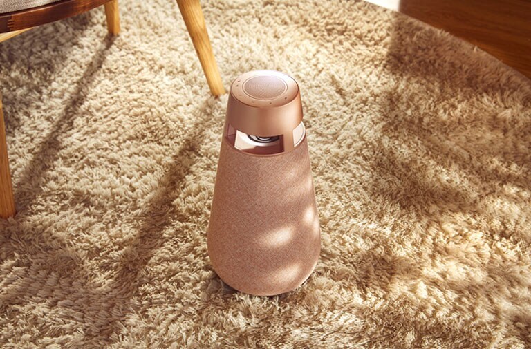 Attēls ar XBOOM 360 XO3 uz ēdamgalda no rīta.