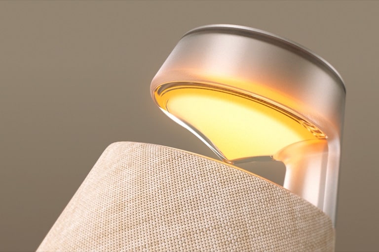 Pietuvināts video ar LG XBOOM 360 XO2T, parādot 360 grādu dizainu.