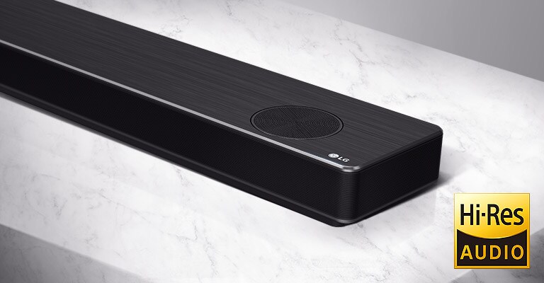 Tuvplānā LG Soundbar labā puse ar LG logotipu produkta apakšējā labajā stūrī.