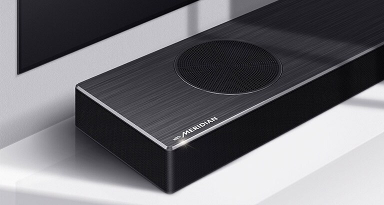 Redzami trīs skaņas joslu kreisā malējā puse