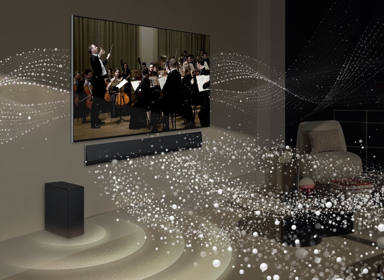 LG Soundbar, LG TV un pastiprinātājs dzīvojamajā istabā, pārraidot muzikālu uzvedumu. Balti pilieni veido skaņas viļņus, kas šaujas augšup un uz priekšu no Soundbar un projicējas no televizora. Pastiprinātājs veido skaņas efektu no apakšas.